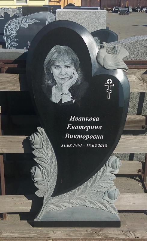 Памятник №241 из черного гранита с сердцем — фото 4